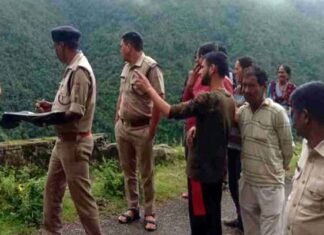 दुखद: सड़क किनारे पैराफिट पर बैठे शिक्षक की गहरी खाई में गिरने से मौत