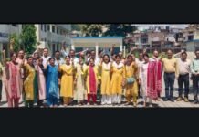 सचिव के आदेश से गुस्साए शिक्षक, कार्य बहिष्कार जारी