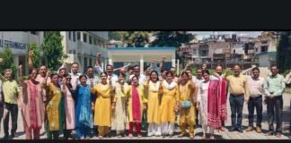 सचिव के आदेश से गुस्साए शिक्षक, कार्य बहिष्कार जारी