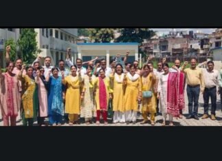 सचिव के आदेश से गुस्साए शिक्षक, कार्य बहिष्कार जारी