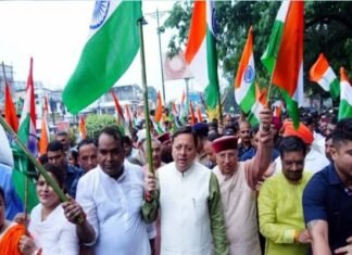 सीएम धामी ने जनप्रतिनिधियों, हजारों की संख्या में युवाओं, महिलाओं एवं बच्चों के साथ तिरंगा यात्रा का किया नेतृत्व