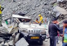 उत्तराखंड में भीषण हादसा: यात्रियों से भरे बोलेरो वाहन के ऊपर पहाड़ी से गिरा भारी बोल्डर, 2 लोगों की मौत, 6 घायल Boulder fell on a vehicle at Munkatiya