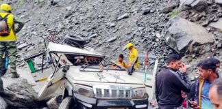 उत्तराखंड में भीषण हादसा: यात्रियों से भरे बोलेरो वाहन के ऊपर पहाड़ी से गिरा भारी बोल्डर, 2 लोगों की मौत, 6 घायल Boulder fell on a vehicle at Munkatiya