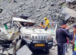 उत्तराखंड में भीषण हादसा: यात्रियों से भरे बोलेरो वाहन के ऊपर पहाड़ी से गिरा भारी बोल्डर, 2 लोगों की मौत, 6 घायल Boulder fell on a vehicle at Munkatiya