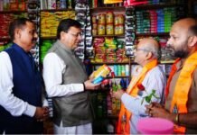 “स्वदेशी अपनाओ” अभियान के तहत मुख्यमंत्री पहुंचे कुँआवाला बाजार