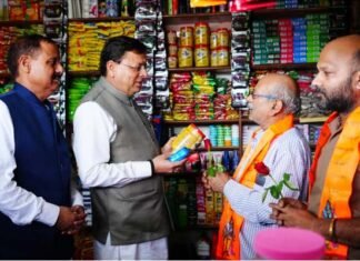 “स्वदेशी अपनाओ” अभियान के तहत मुख्यमंत्री पहुंचे कुँआवाला बाजार