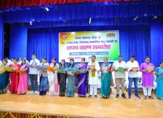 पौड़ी प्रेक्षागृह में आयोजित शपथ ग्रहण समारोह में जिला पंचायत अध्यक्ष, उपाध्यक्ष व सदस्यों ने ली शपथ Oath taking ceremony of Zilla Panchayat members