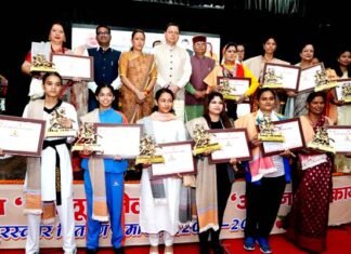हेमा करासी समेत इन 13 महिलाओं को मिला तीलू रौतेली सम्मान और 33 आंगनवाड़ी कार्यकत्रियां उत्कृष्ट सेवा कार्य के लिए सम्मानित
