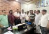 राजधानी देहरादून की सड़कों की बदहाल स्थिति को लेकर सौंपा ज्ञापन, टाइलों से हुई पैचिंग पर उठाये सवाल