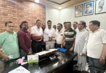 राजधानी देहरादून की सड़कों की बदहाल स्थिति को लेकर सौंपा ज्ञापन, टाइलों से हुई पैचिंग पर उठाये सवाल