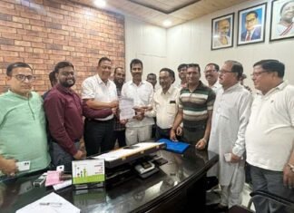 राजधानी देहरादून की सड़कों की बदहाल स्थिति को लेकर सौंपा ज्ञापन, टाइलों से हुई पैचिंग पर उठाये सवाल