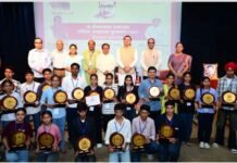 सीएम धामी ने मेधावियों छात्रों को किया पुरस्कृत