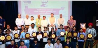 सीएम धामी ने मेधावियों छात्रों को किया पुरस्कृत
