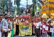 शिक्षक दिवस पर अपनी मांगों को लेकर शिक्षकों ने कैंडल मार्च कर निकाला मौन जुलूस