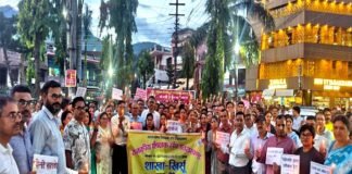 शिक्षक दिवस पर अपनी मांगों को लेकर शिक्षकों ने कैंडल मार्च कर निकाला मौन जुलूस