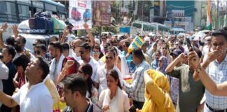 प्रधानाचार्य सीधी भर्ती निरस्त करने, पदोन्नति, स्थानांतरण सहित विभिन्न मांगों को लेकर शिक्षकों ने श्रीनगर में निकाली आक्रोश रैली