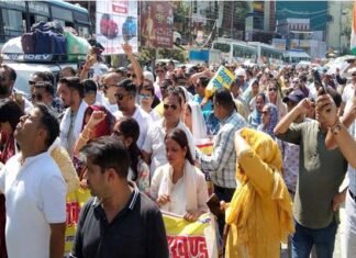 प्रधानाचार्य सीधी भर्ती निरस्त करने, पदोन्नति, स्थानांतरण सहित विभिन्न मांगों को लेकर शिक्षकों ने श्रीनगर में निकाली आक्रोश रैली