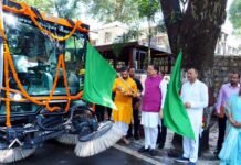 सीएम धामी ने वैक्यूम बेस्ड रोड़ स्वीपिंग मशीन का किया फ्लैग ऑफ vacuum based road sweeping machine