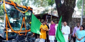 सीएम धामी ने वैक्यूम बेस्ड रोड़ स्वीपिंग मशीन का किया फ्लैग ऑफ vacuum based road sweeping machine