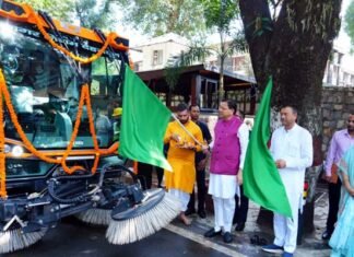 सीएम धामी ने वैक्यूम बेस्ड रोड़ स्वीपिंग मशीन का किया फ्लैग ऑफ vacuum based road sweeping machine