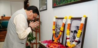 मुख्यमंत्री ने महात्मा गाँधी और लाल बहादुर शास्त्री को दी श्रद्धांजलि