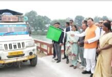 मुख्यमंत्री ने 6 मोबाइल टॉयलेट वैनों को दिखाई हरी झंडी chief-minister-flagged-off-6-mobile-toilet-vans