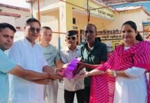 गांधी जयंती पर नगर पंचायत सतपुली में नगर पंचायत अध्यक्ष ने फहराया ध्वज, पर्यावरण मित्रों को किया गया सम्मानित