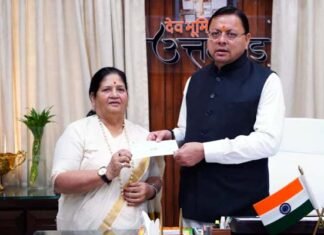 पर्वतारोही बछेंद्री पाल ने मुख्यमंत्री राहत कोष में दी 10 लाख रुपये की राशि