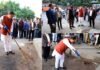 मुख्यमंत्री धामी का आईएसबीटी देहरादून में औचक निरीक्षण, गंदगी देखकर खुद उठाई झाड़ू