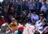 लोकपर्व इगास पर रुद्रप्रयाग के आपदा प्रभावित परिवारों के बीच पहुँचे सीएम धामी, ग्रामीणों के साथ किया भोजन, की ये घोषणाएं
