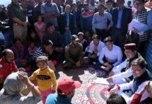 लोकपर्व इगास पर रुद्रप्रयाग के आपदा प्रभावित परिवारों के बीच पहुँचे सीएम धामी, ग्रामीणों के साथ किया भोजन, की ये घोषणाएं