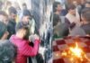 गढ़वाल विश्वविद्यालय श्रीनगर की एसी बैठक में छात्र संघ को शामिल न करने पर भारी हंगामा, पेट्रोल लेकर पहुंचे छात्र