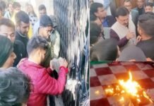 गढ़वाल विश्वविद्यालय श्रीनगर की एसी बैठक में छात्र संघ को शामिल न करने पर भारी हंगामा, पेट्रोल लेकर पहुंचे छात्र