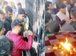 गढ़वाल विश्वविद्यालय श्रीनगर की एसी बैठक में छात्र संघ को शामिल न करने पर भारी हंगामा, पेट्रोल लेकर पहुंचे छात्र