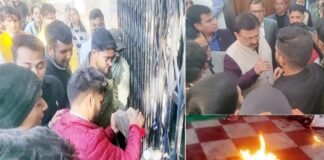 गढ़वाल विश्वविद्यालय श्रीनगर की एसी बैठक में छात्र संघ को शामिल न करने पर भारी हंगामा, पेट्रोल लेकर पहुंचे छात्र