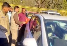 कार के अंदर अंगीठी जलाकर सोये ड्राइवर की दम घुटने से मौत, नोएडा से पर्यटकों को नैनीताल लेकर आया था driver died of suffocation while sleeping inside his car in Nainital