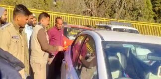 कार के अंदर अंगीठी जलाकर सोये ड्राइवर की दम घुटने से मौत, नोएडा से पर्यटकों को नैनीताल लेकर आया था driver died of suffocation while sleeping inside his car in Nainital