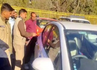 कार के अंदर अंगीठी जलाकर सोये ड्राइवर की दम घुटने से मौत, नोएडा से पर्यटकों को नैनीताल लेकर आया था driver died of suffocation while sleeping inside his car in Nainital