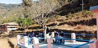 भालू और गुलदार के आतंक से बचाने के लिए अब पंचायत भवन में संचालित किया जा रहा है ग्राम डांगी का विद्यालय