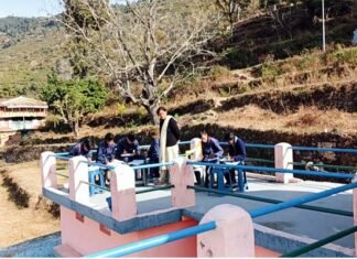 भालू और गुलदार के आतंक से बचाने के लिए अब पंचायत भवन में संचालित किया जा रहा है ग्राम डांगी का विद्यालय