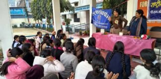 विशेष शिविर में उप निरीक्षक कोतवाली श्रीनगर ने किया स्वयंसेवियों को जागरूक