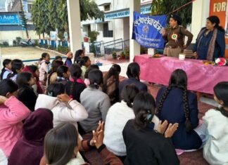 विशेष शिविर में उप निरीक्षक कोतवाली श्रीनगर ने किया स्वयंसेवियों को जागरूक