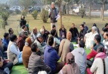 बीटा-2 सेक्टर में मंदिर में चोरी की घटनाओं को लेकर सेक्टरवासियों की अहम बैठक, मंदिर समेत पूरे ब्लॉक की सुरक्षा व्यवस्था को लेकर दिए सुझाव