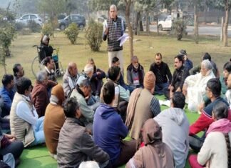 बीटा-2 सेक्टर में मंदिर में चोरी की घटनाओं को लेकर सेक्टरवासियों की अहम बैठक, मंदिर समेत पूरे ब्लॉक की सुरक्षा व्यवस्था को लेकर दिए सुझाव