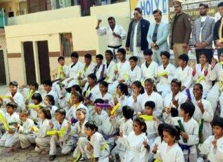होली डिवाइन पब्लिक स्कूल साहिबाबाद में कराटे बेल्ट परीक्षा का आयोजन
