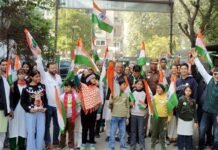 ग्रेटर नोएडा सेक्टर बीटा-2 में 77वां गणतंत्र दिवस धूमधाम से मनाया गया, वैभव लक्ष्मी मंदिर में हुई चोरी के खुलासे की उठी मांग