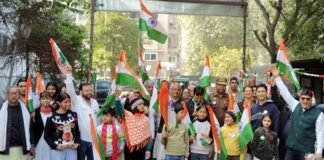 ग्रेटर नोएडा सेक्टर बीटा-2 में 77वां गणतंत्र दिवस धूमधाम से मनाया गया, वैभव लक्ष्मी मंदिर में हुई चोरी के खुलासे की उठी मांग