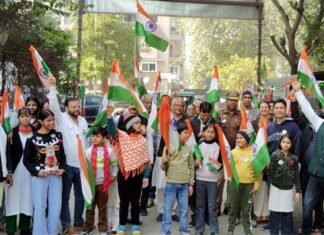 ग्रेटर नोएडा सेक्टर बीटा-2 में 77वां गणतंत्र दिवस धूमधाम से मनाया गया, वैभव लक्ष्मी मंदिर में हुई चोरी के खुलासे की उठी मांग