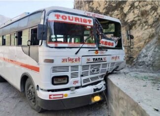 बद्रीनाथ राष्ट्रीय राजमार्ग पर तोता घाटी में बस के ब्रेक फेल, चालक की सूझबूझ से टला बड़ा हादसा, 39 यात्रियों की बची जान