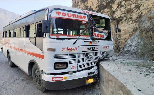 Bus-brakes-fail-at-Tota-Gha